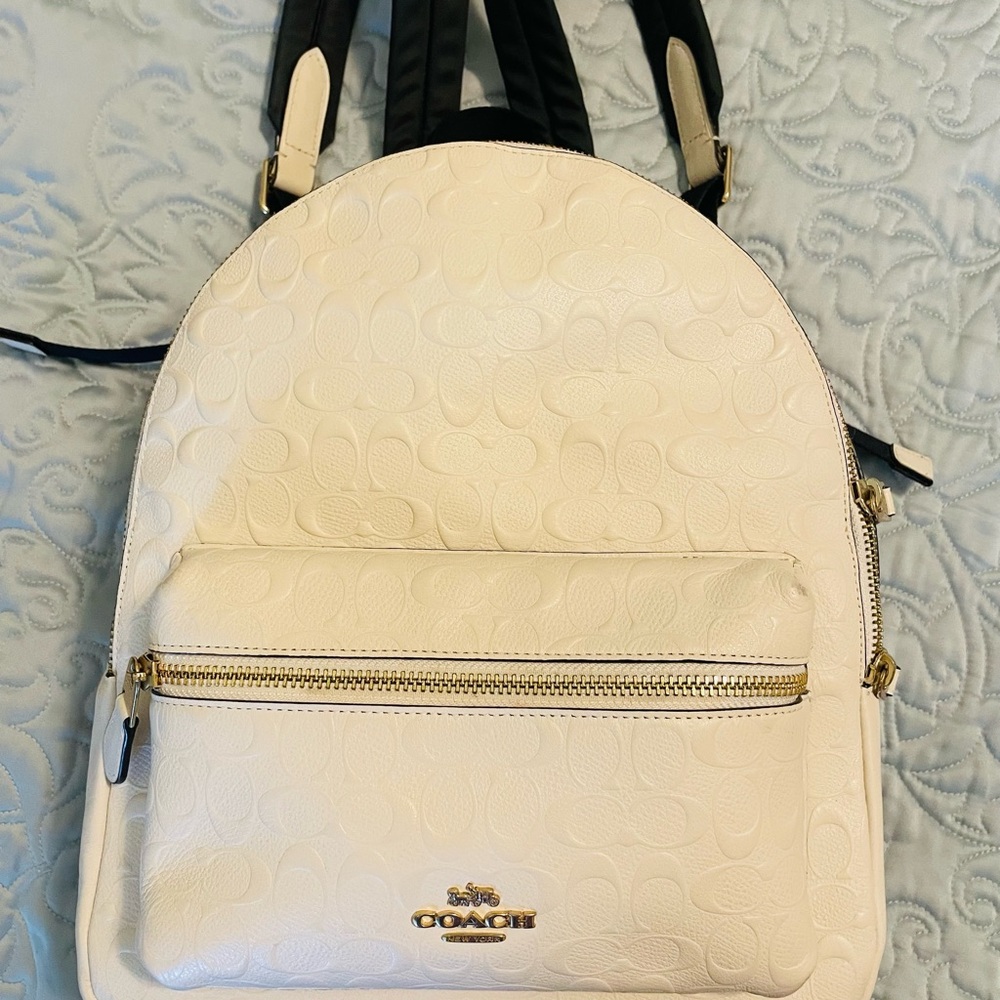 👒 Coach bag/backpack in off white with adjustable straps. Smoke/pet free hm.